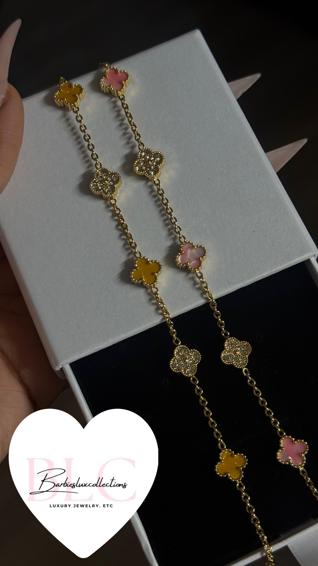 Two color clover leaf